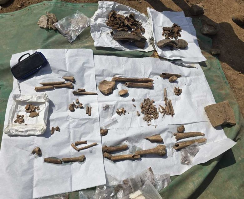 국방부유해발굴감식단에서 발굴 수습한 국군 전사자 추정 유해 2구와 전투화, 단추 등 유품. [국방부 제공]