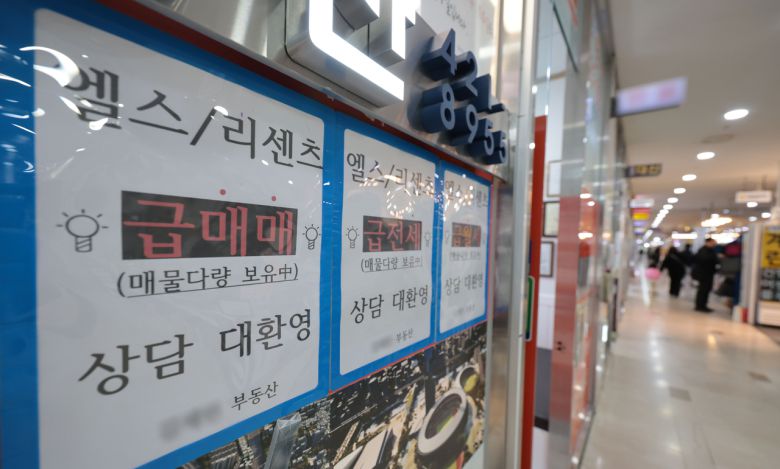 정부가 토지거래허가구역 해제를 번복하고 강남 3구(강남·서초·송파) 및 용산구 아파트로까지 지정 대상 지역을 전격적으로 확대하면서 시장에 혼란이 더해지고 있는 20일 서울 송파구의 한 부동산 중개업소 앞에 급매물 안내문이 붙어있다.[연합]