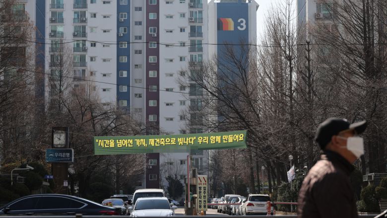 19일 서울 강남구 재건축 추진 아파트 단지에 재건축 관련 현수막이 걸려 있다.      정부와 서울시는 이날 강남구, 서초구, 송파구, 용산구 아파트 2200개 단지, 40만가구를 토지거래허가구역으로 확대 지정한다고 밝혔다. [연합]