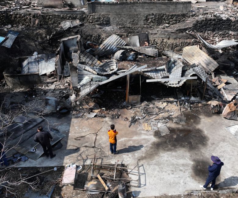 경남 산청군에서 발생한 산불 사흘째인 23일 경남 산청군 시천면 외공마을이 불에 타 있다. [연합]