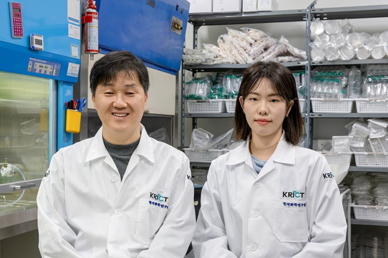 이번 연구를 수행한 박지훈(왼쪽) 박사와 최지우 석사후연구원.[한국화학연구원 제공]