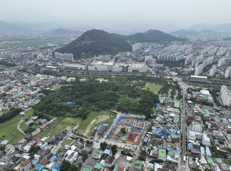 김해 봉황동 유적 원경. 빨간색 선으로 표시된 영역이 유물 출토 지점. [국가유산청]
