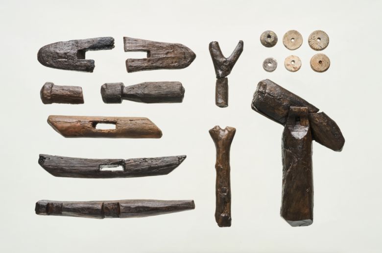 김해 봉황동 유적 출토 직기용 추정 목제 부속구 및 방추차. [국가유산청]