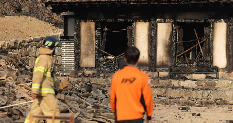 경북 의성군 대형 산불 발생 이틀째인 지난 23일 의성군 안평면 신안리 운람사가 산불에 불타 폐허로 변해 있다. [연합]
