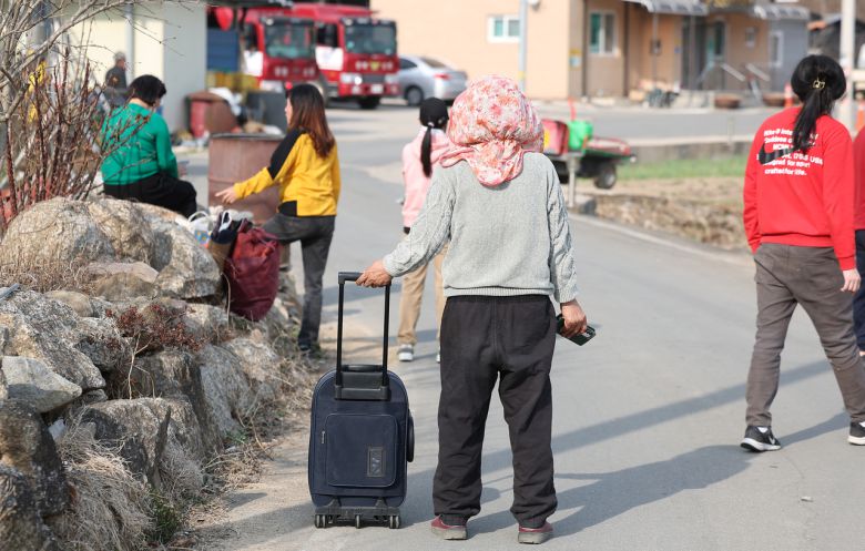 경북 의성군 대형 산불 발생 이틀째인 지난 23일 의성군 산불 현장 인근 마을에서 주민들이 대피 준비를 하고 있다. [연합]