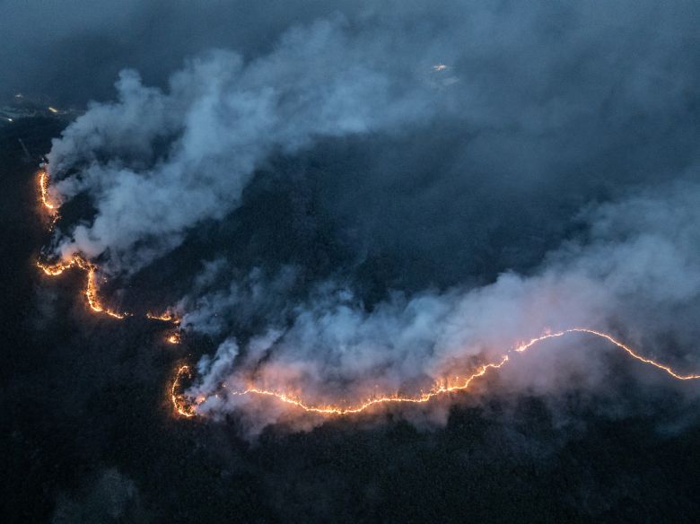 경북 의성군 대형 산불 발생 이틀째인 23일 의성군 산불 현장에서 산불이 확산하고 있다. [연합]