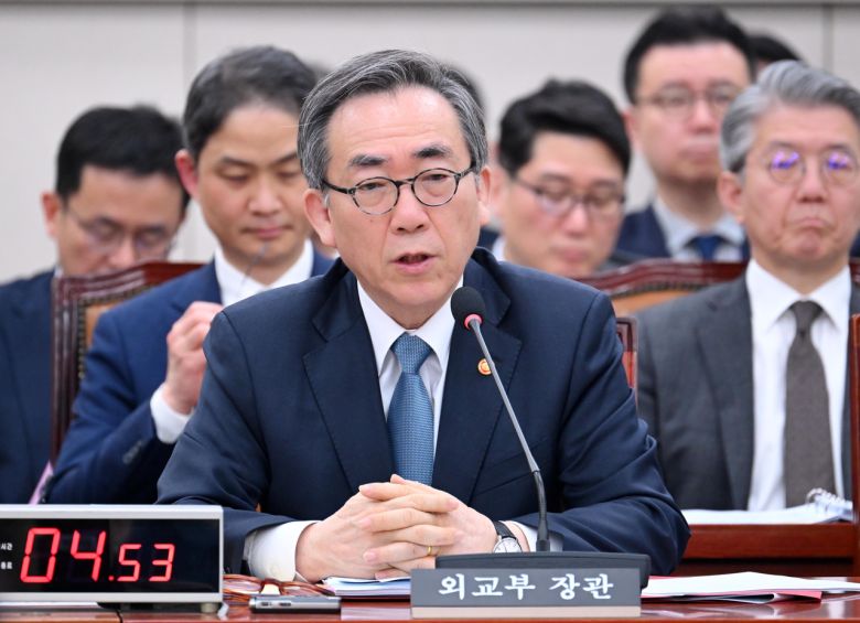 조태열 외교부장관이 24일 서울 여의도 국회에서 미국 에너지부가 한국을 민감국가로 지정한 문제와 관련 현안질의 등을 위해 열린 외교통일위원회 전체회의에서 의원들의 질의에 답변하고 있다. 이상섭 기자