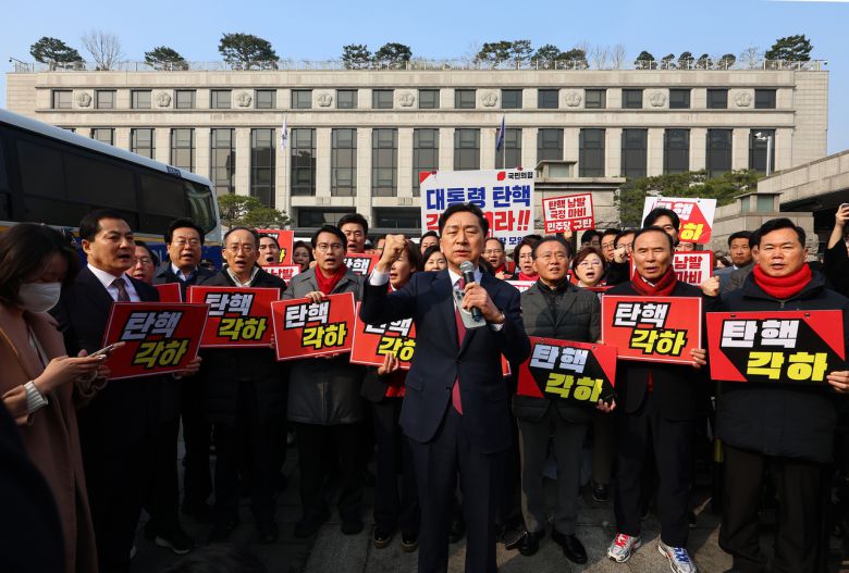 김기현, 나경원, 박대출, 윤상현, 추경호 국민의힘 의원 등이 21일 서울 종로구 헌법재판소 앞에서 열린 윤석열 대통령 탄핵 각하 촉구 기자회견에서 구호를 외치고 있다. [연합]