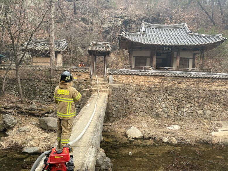 지난 22일 경북 의성에서 난 산불이 바람을 타고 동진하면서 안동까지 번진 가운데 경북도소방본부 관계자가 25일 안동 길안면 묵계리 만휴정을 둘러보고 있다. 불길이 번지면서  현재는 소방인력 등이 철수된 상태다. [경북도소방본부]