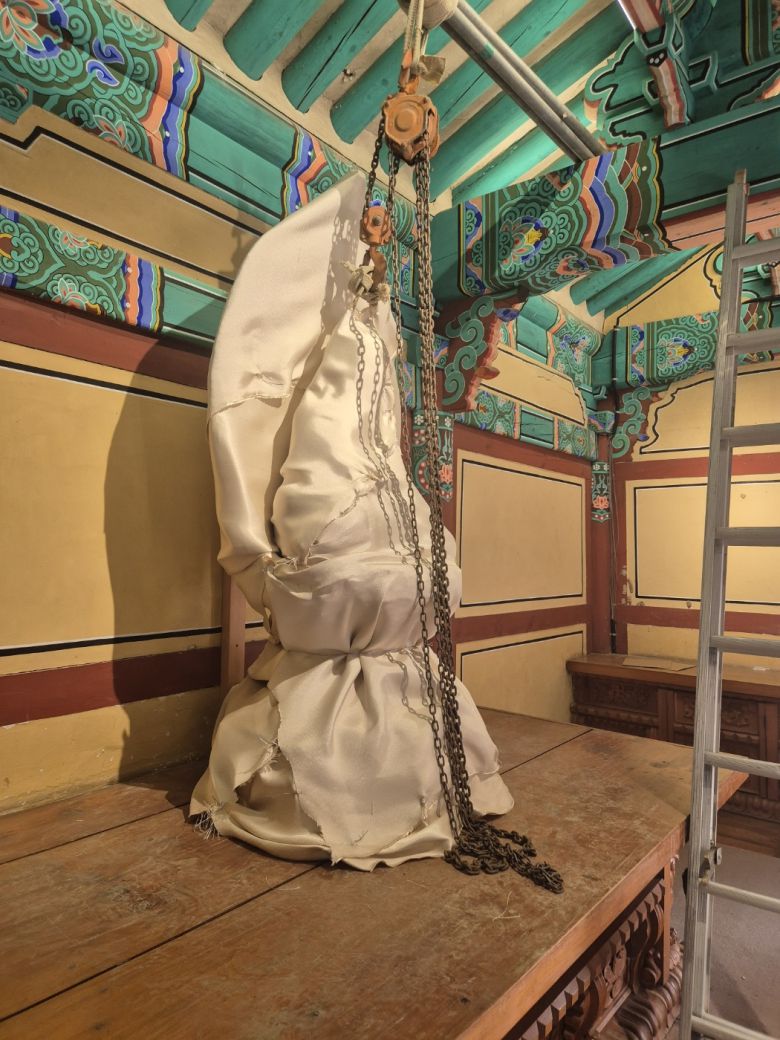 산불이 확산 중인 25일 경북 의성 고운사에서 불상이 옮겨지기 위해 흰천으로 덮여있다. 고운사에는 이날 오후 불길이 번지며 스님 등 20여명이 대피를 했다. [연합]