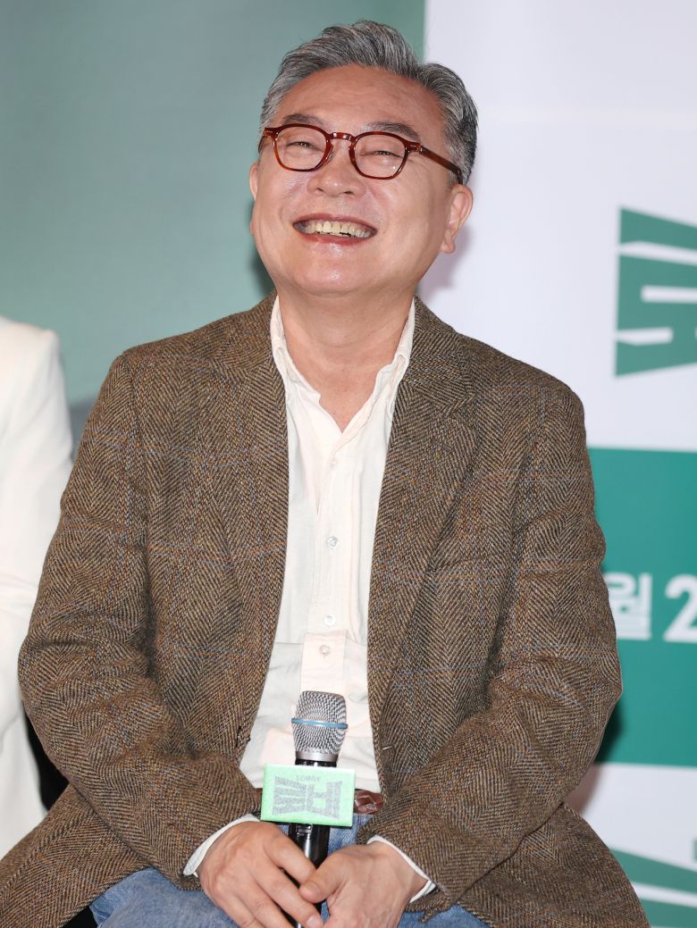 배우 김의성이 25일 서울 CGV 아이파크몰점에서 열린 영화 ‘로비’ 시사 간담회에서 활짝 웃고 있다.