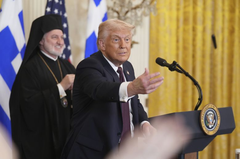 24일(현지시간) 도널드 트럼프 미국 대통령이 미국 워싱턴 백악관 이스트룸에서 열린 그리스 독립기념일 기념 행사에 참석했다. [AP]