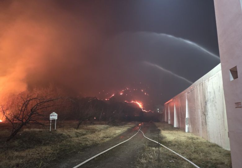 지난 25일 경북 청송군 경북북부 제2교도소에서 교도소 인근까지 번진 산불을 막기 위해 직원들이 물을 뿌리고 있다. 2025.3.26  [법무부 교정본부 제공. 재판매 및 DB 금지] <연합뉴스>