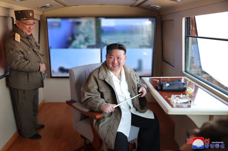 북한이 최근 양산에 착수한 최신형 지대공 미사일 시험발사에 성공했다고 21일 밝혔다. 미사일총국은 20일 군수공업기업소에서 본격적인 생산에 들어간 최신형 반항공(지대공)미사일 무기체계의 종합적 전투성능검열을 위한 시험발사를 진행했다고 조선중앙통신이 21일 보도했다. [연합]