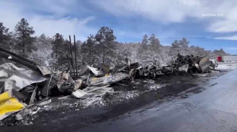13일(현지시간) 애리조나 주 윌리엄스의 40번 고속도로에서 눈을 동반한 겨울 폭풍으로 2명이 사망하고 16명이 다치는 연쇄 추돌사고가 발생했다. [애리조나 공공 안전부]