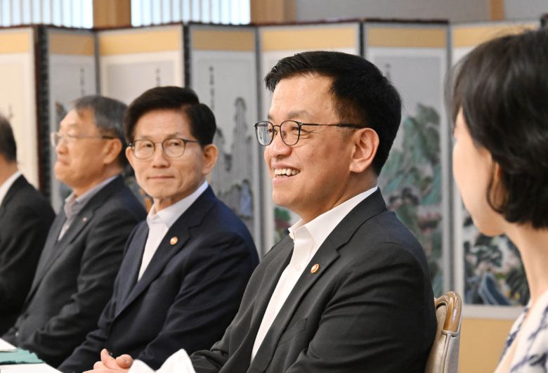 최상목 부총리 겸 기획재정부 장관이 27일 서울 종로구 정부서울청사에서 열린 ‘일자리창출 우수 9개 기업 대표 오찬간담회’에서 모두발언을 하고 있다. [기획재정부 제공]