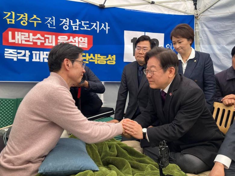 김경수 전 경남도지사 단식농성장을 찾은 이재명 더불어민주당 대표[사진=김경수 전 지사 페이스북 갈무리]