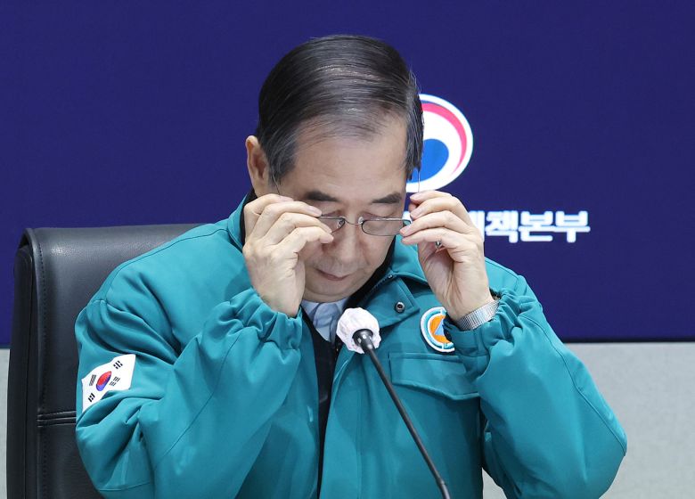 한덕수 대통령 권한대행 국무총리가 29일 정부서울청사에서 산불 대응 중앙재난안전대책본부 회의를 준비하고 있다. [연합]