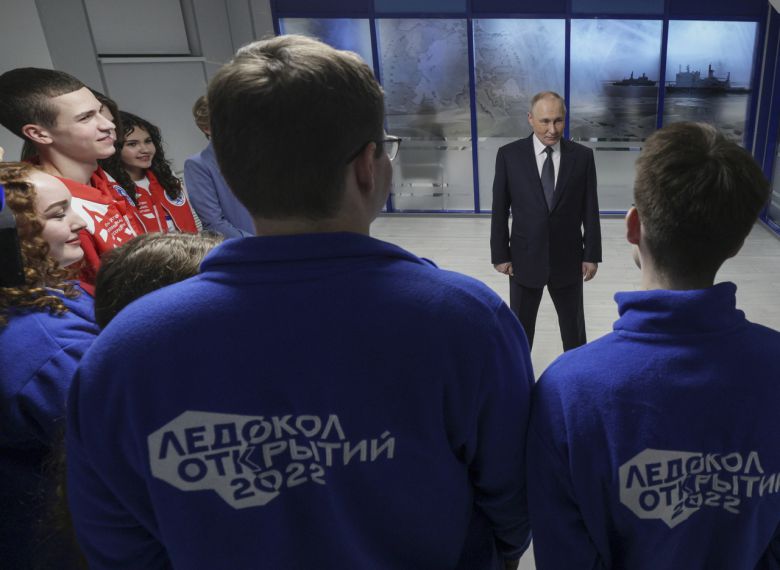 블라디미르 푸틴 러시아 대통령이 27일(현지시간) 러시아 최북서단 무르만스크에서 원자력추진 잠수함 ‘페름’ 진수식에 참여한 뒤 북극과학교육탐험 프로그램 참여자들과 만나고 있다. [EPA]
