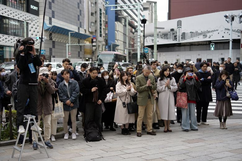 일본 후쿠시마 일대에서 지난 2011년 3월 11일 발생한 동일본 대지진 14주년을 맞아 도쿄 주민들이 거리에서 묵념하고 있다. [AP]