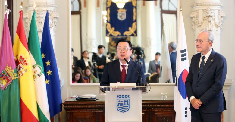 이장우 대전시장이 1일(현지시각) 스페인 말라가 시청에서 프란시스코 데라 토레 말라가 시장과 대전시-말라가 양시의 교류협력 확대 방안에 대한  MOU를 체결하고 현지에서 기자 간담회를 열고 있다.