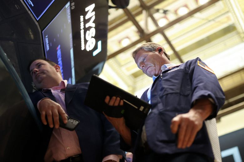 1일(현지시간) 미국 뉴욕증권거래소(NYSE)에서 트레이더들이 분주히 일하고 있다. [AFP]