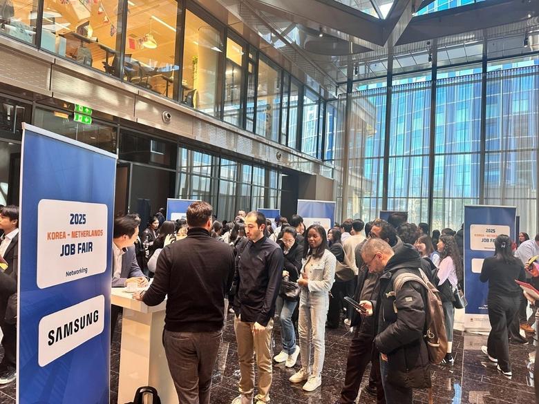 ‘2025 네덜란드 진출 한국기업 채용박람회’ 현장에 관람객이 몰려 있다.  [코트라 제공]