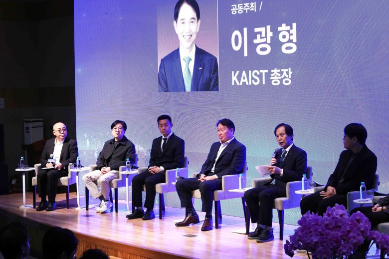 이광형 KAIST 총장이  ‘AI 미래세대와의 토크콘서트’에서 인사말을 전하고 있다.[KAIST 제공]