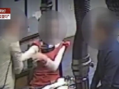 50대 여사장(가운데)을 성추행하는 남성(왼쪽)의 모습. [JTBC ‘사건반장’ 갈무리]