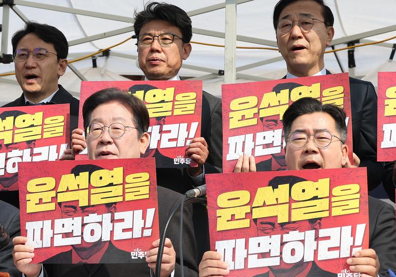 더불어민주당의 이재명 대표(앞줄 왼쪽)와 박찬대 원내대표(앞줄 오른쪽)를 포함한 의원들이 2일 종로구 광화문 천막당사에서 열린 최고위원회의에서 구호를 외치고 있다. [연합]