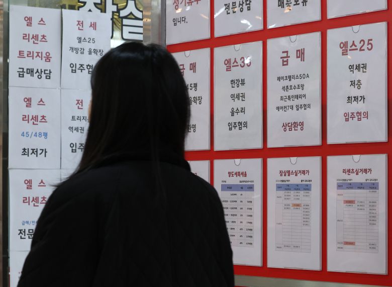 서울 송파구 한 부동산에 부동산 매매 관련 안내문이 붙어 있다.[연합]