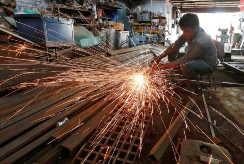지난 2016년 7월 인도 아메다바드의 한 가정용 가구 제조 공장에서 작업자가 금속 게이트를 갈고 있다. [로이터]