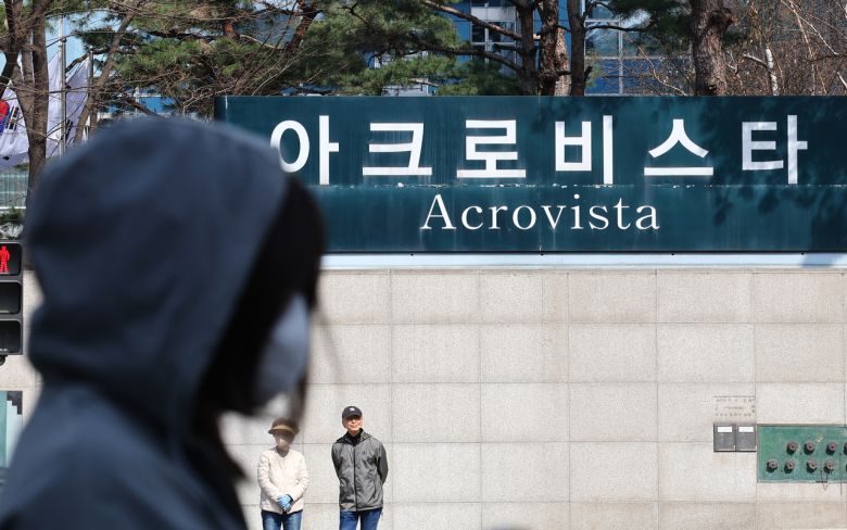 헌법재판소가 윤석열 전 대통령의 파면을 선고한 4일 윤 전 대통령의 사저가 있는 서울 서초구 아크로비스타의 모습.     윤 전 대통령 부부는 용산구 한남동 관저를 떠나 자택인 아크로비스타로 돌아갈 것으로 예상된다. [연합]