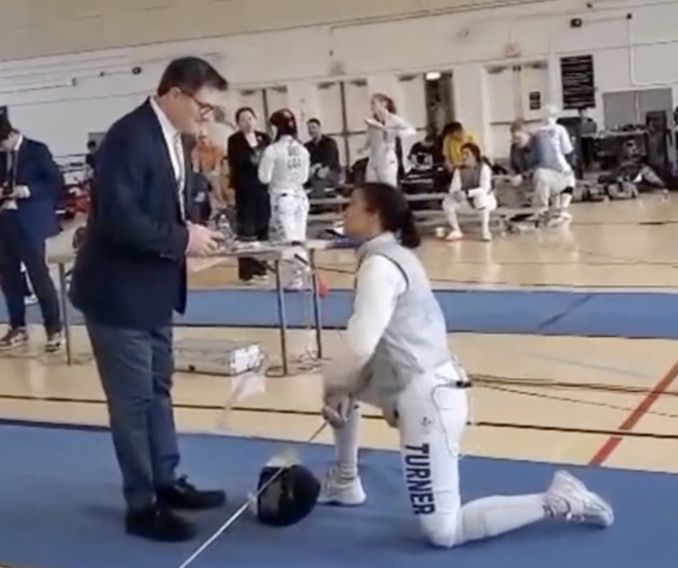 지난달 30일(현지시간) 미국 메릴랜드에서 열린 펜싱대회인 체리블로섬 토너먼트에서 스테파니 터너가 트랜스젠더 여성인 레드몬드 설리번를 상대로 기권 의사를 밝힌 것에 심판이 블랙 카드 판정을 내리는 모습. [엑스(X·옛 트위터) 캡처]