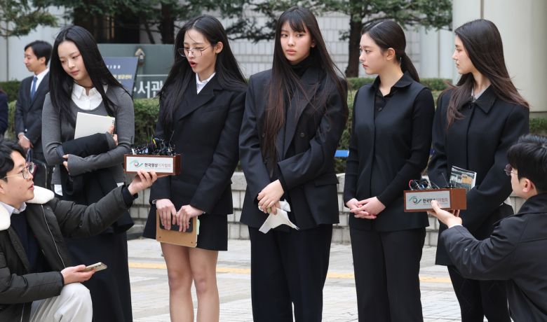 [그룹 뉴진스(NJZ 하니, 민지, 혜인, 해린, 다니엘)가 7일 오후 서울 서초구 서울중앙지방법원에서 열린 ‘어도어, 뉴진스 상대 기획사 지위보전 및 광고계약 체결 등 금지 가처분’ 심문기일을 마친 후 취재진의 질문에 답변하고 있다. [뉴시스]