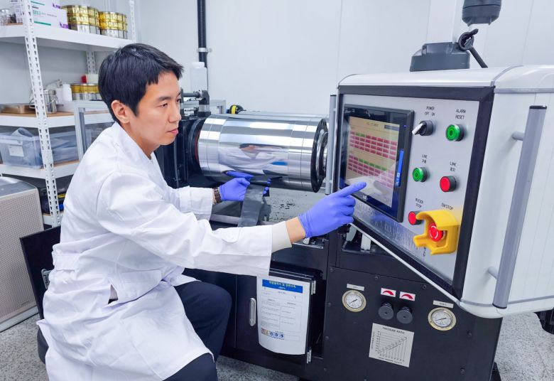 황인성 박사가 복합 분말을 필름 형태로 만드는 일명 ‘캘린더링(Calendering)’ 공정을 통해 이차전지용 건식 전극을 제조하고 있다.[KERI 제공]