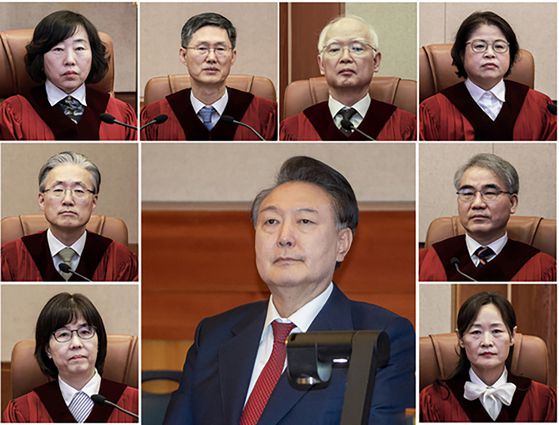 사진 윗줄 왼쪽부터 시계방향으로 헌법재판소 대심판정에 앉은 정계선, 문형배, 정형식, 김복형, 조한창, 정정미 헌법재판관, 윤석열 전 대통령, 이미선, 김형두 헌법재판관. [사진공동취재단]