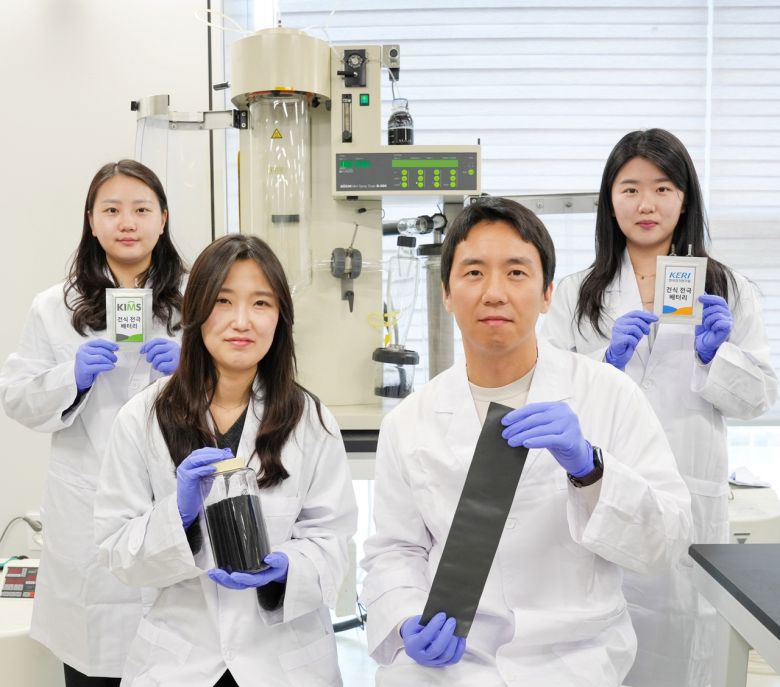 윤지희(앞줄 왼쪽) KIMS 박사와 황인성 KERI 황인성 박사가 분무 건조 기법을 활용 고용량 이차전지 건식전극을 개발했다.[KERI 제공]