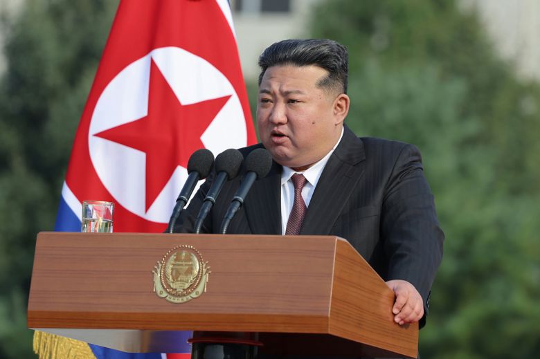 김정은 북한 국무위원장이 7일 김정은국방종합대학을 방문해 창립 60주년을 맞는 교직원과 학생들을 축하 격려했다고 노동당 기관지 노동신문이 8일 보도했다. [평양 노동신문=뉴스1]