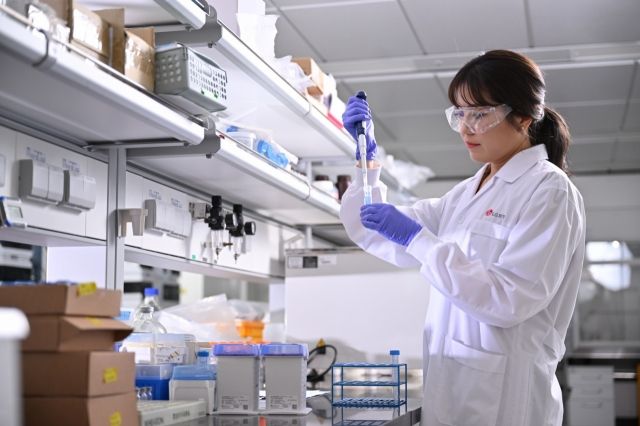 LG화학 연구원이 신약을 개발하고 있다. [LG화학 제공]