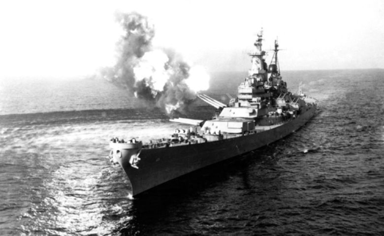 인천상륙작전때 적을 교란시키 위해 삼척 앞바다에서 포격을 하고 있는 미주리함