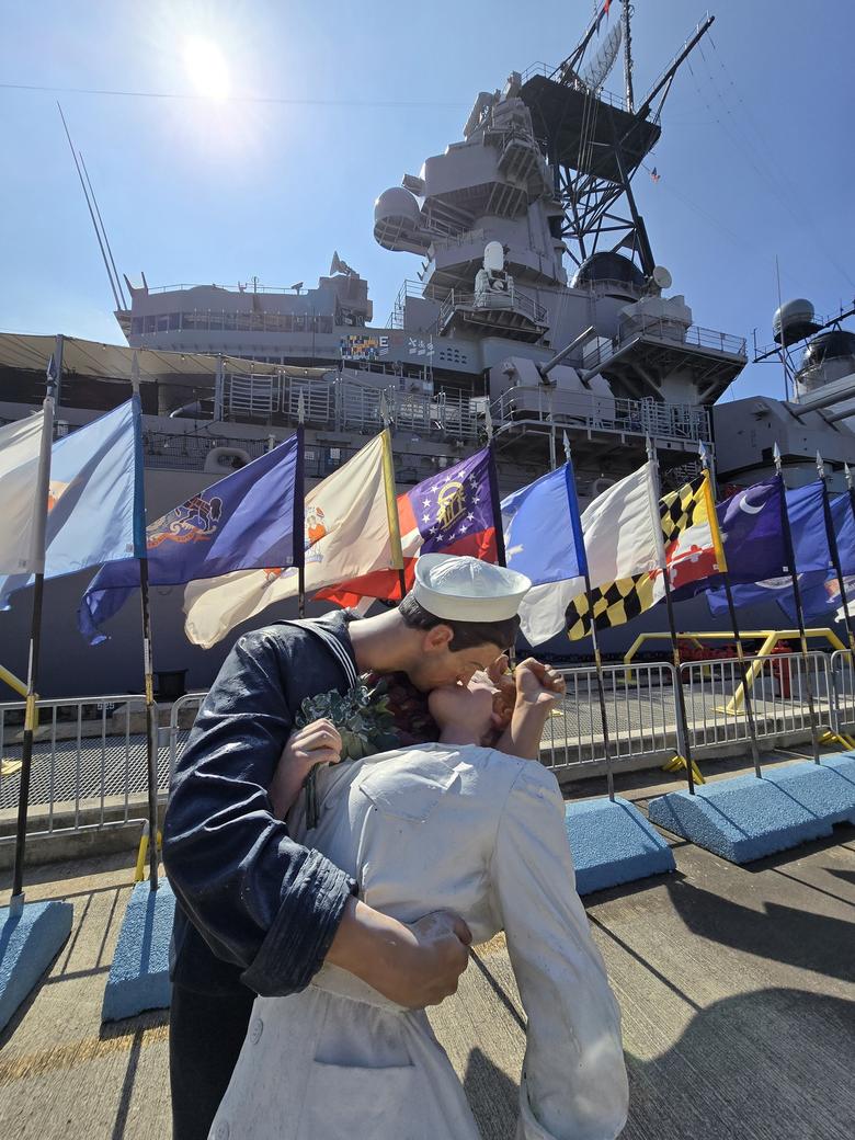 태평양 전쟁 승리후 귀국한 수병의 키스