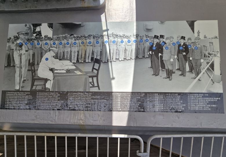 미주리함에 붙어 있는 대형 일본항복 서명식 사진. 지팡이를 짚고 있는 자가 윤봉길 의사의 폭탄에 맞은 항복서명자이다.