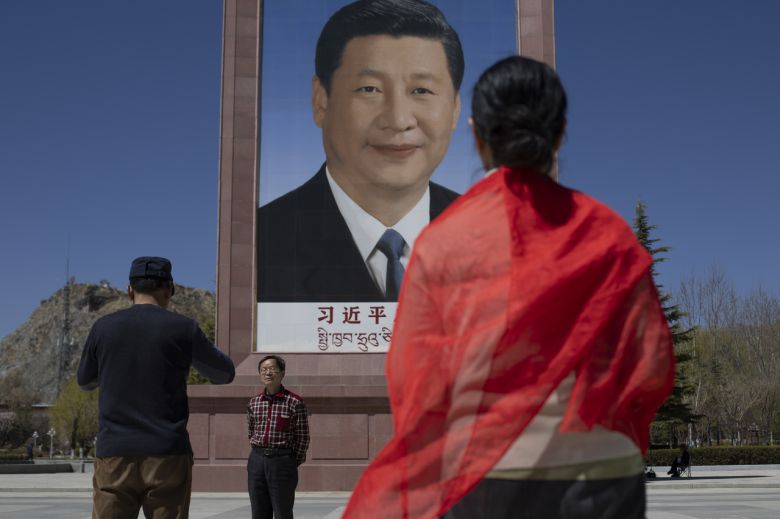 티벳 라사에서 방문객들이 시진핑 중국 국가주석의 초상화 앞에서 지난 28일(현지시간) 기념 촬영을 하고 있다. [EPA]