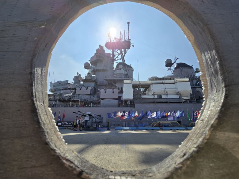 진주만 국립기념관에서 셔틀버스를 타고 미주리함이 정박해 있는 포드섬에 오면 담벽 구멍 사이로 거물의 모습이 보인다.