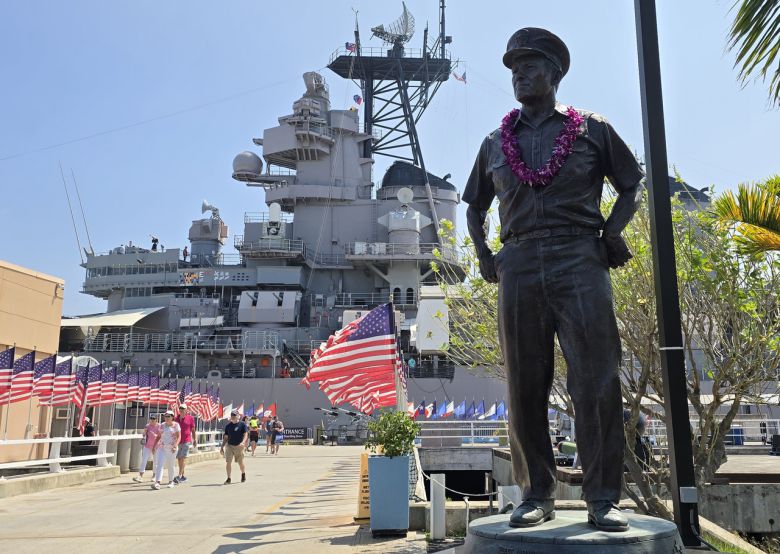 미주리함 정박 데크로 가는 다리앞 니미츠함장의 동상