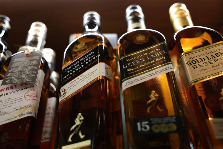 지난 3일(현지시간) 영국 런던의 한 매장에 진열된 위스키들. [EPA]
