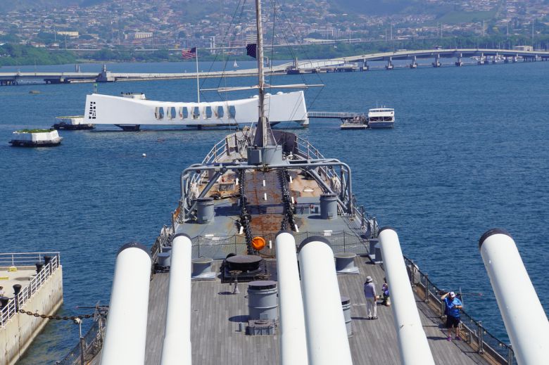 진주만 기습을 당할때 침몰한 아리조나함(흰색 기념관)은 수장된 채로 수호신 미주리함과 머리를 마주하고 있다. 미주리함 지령실에서 본 아리조나 기념관