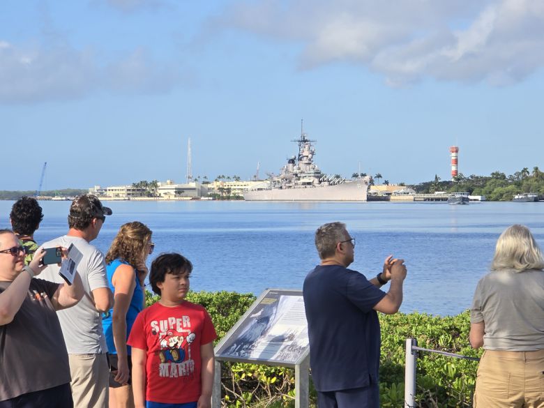 지금도 많은 미국인들이 진주만 기습 희생자 2403명을 애도하기 위해 진주만 국립기념관을 찾는다.