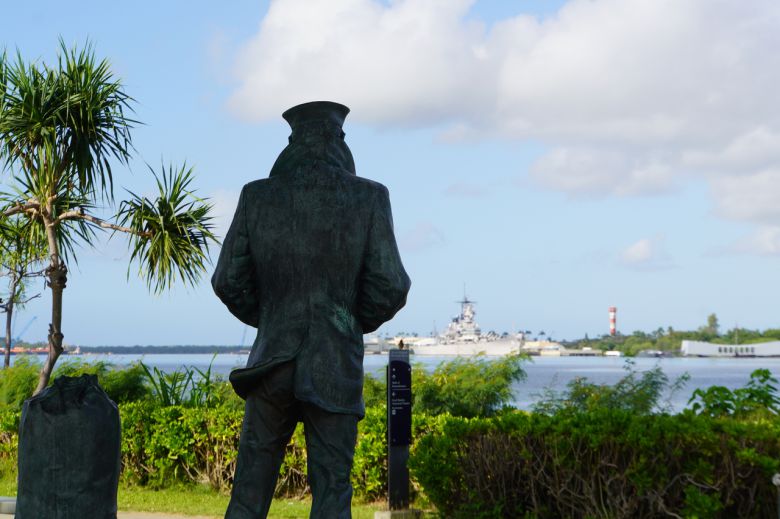 진주만에서 희생당한 수병 동상. 결연한 모습으로 미주리함이 정박된 진주만 한복판을 응시하고 있다.